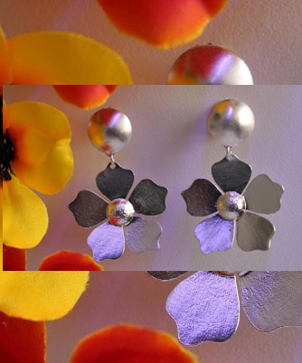 Aretes flor texturizada con movimiento