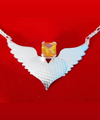 Dije corazón tirra de cupido